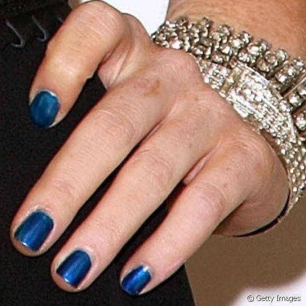 De vez emn quando a atriz sai da rotina e usa esmaltes mais inusitados como esse azul metálico